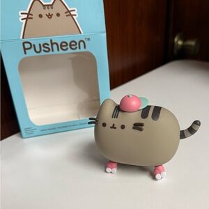 Pusheen Tan Cat Roller Skating Vinyl Figure